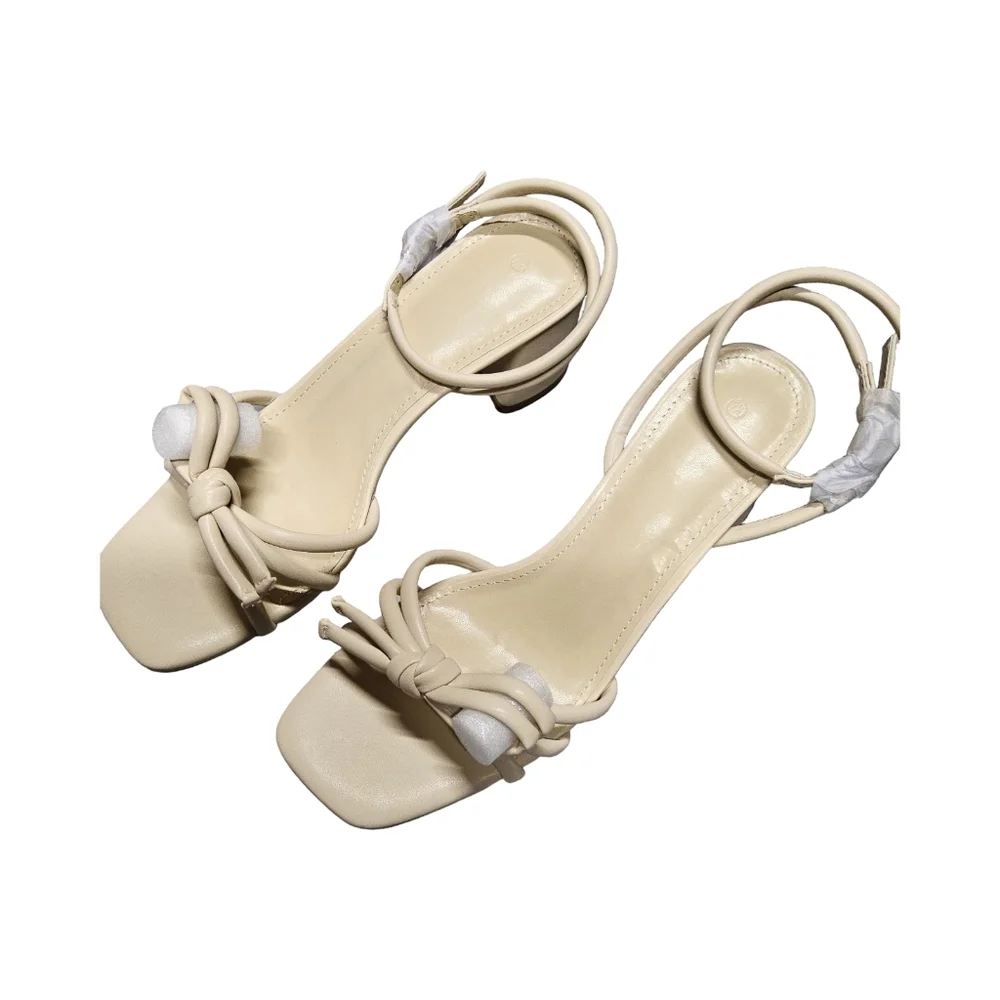 1NWOT Vetaste Cream Colored Strappy heeled Sandals size 7.5